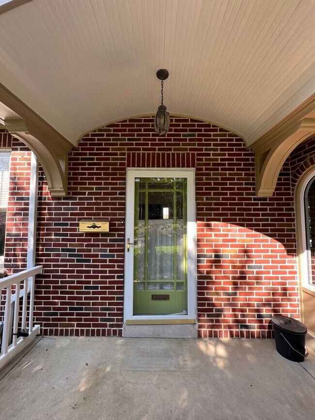 Building Photo - Beautiful 4 BR Brick Cape Cod in Lancaster!