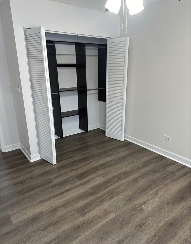 Building Photo - 880 E Old Willow Rd