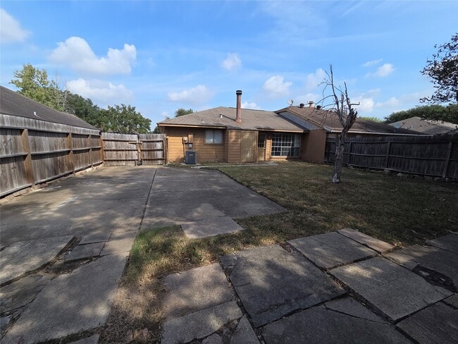 Building Photo - 19223 Woodglen Dr