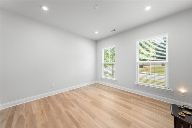 Building Photo - 96 Fairway Dr