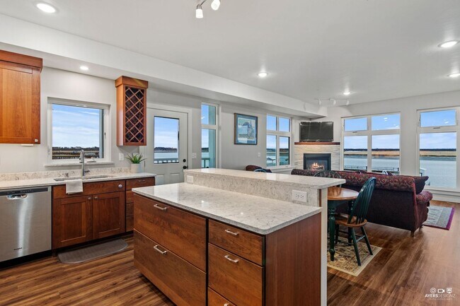 Building Photo - FURNISHED EXECUTIVE RENTAL
