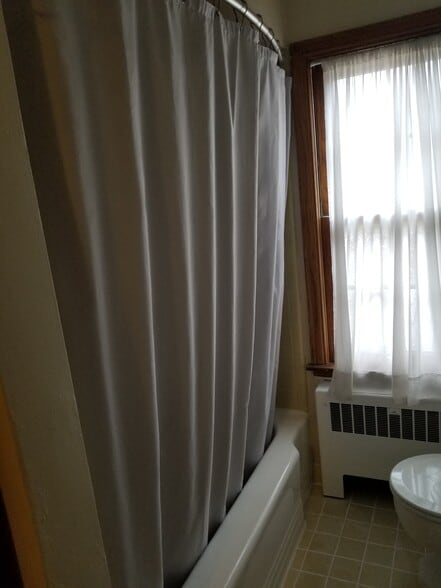 Shower - 2148 Ludington Ave