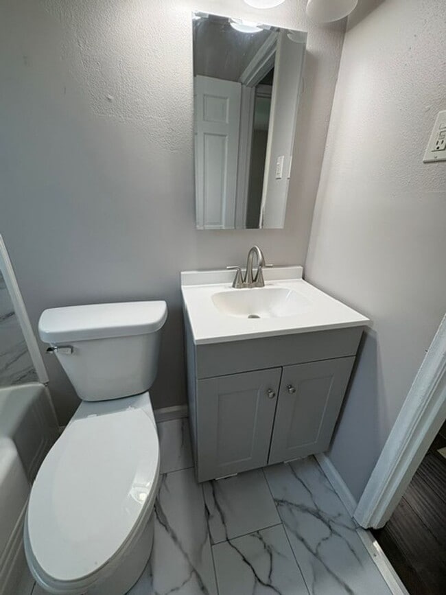 Building Photo - Beautifully rehabbed bungalow in Universit...