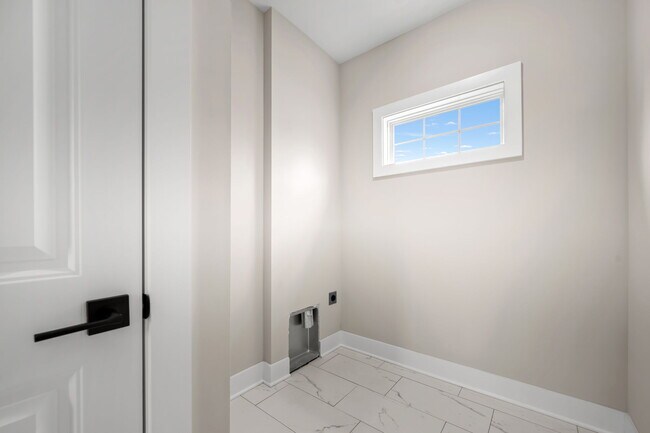 Building Photo - 454 E State St