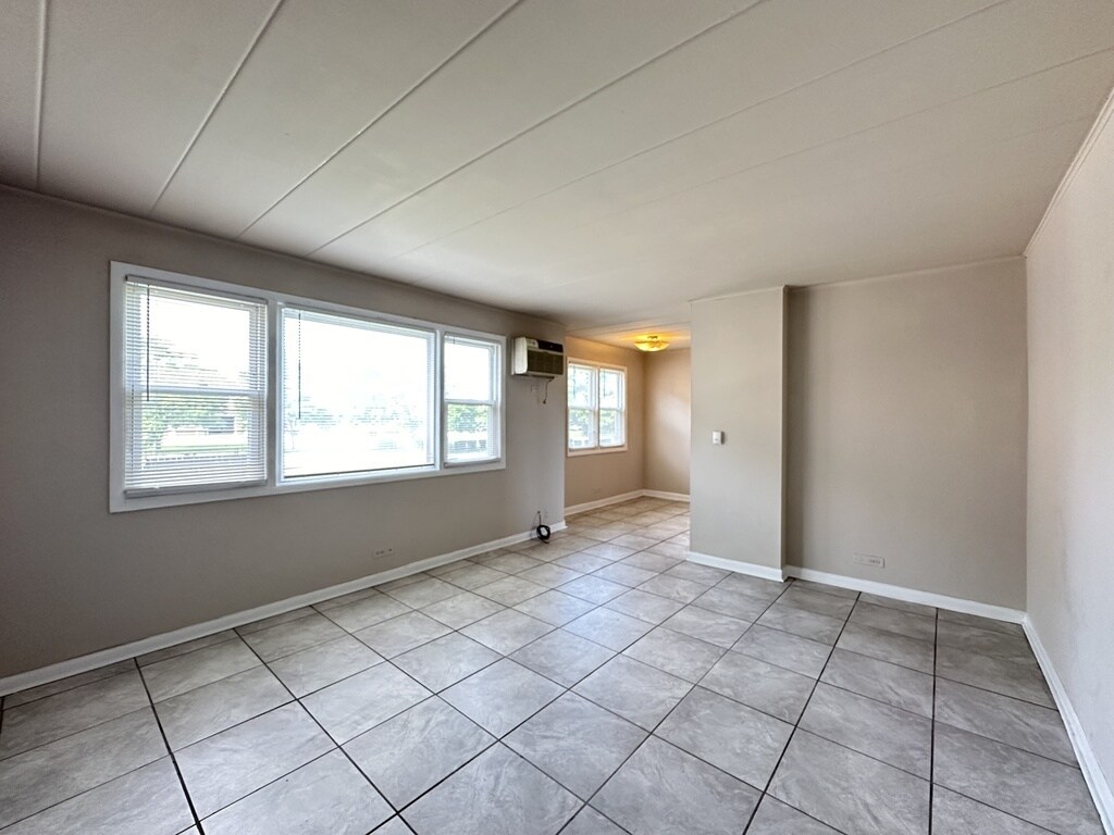 Building Photo - 9610 Ivanhoe Ave