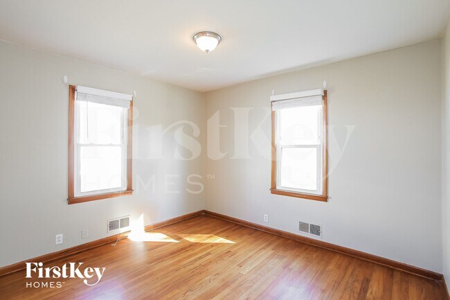 Building Photo - 1012 Magnolia W