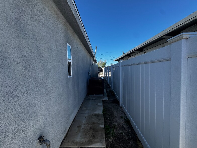 Building Photo - 3291 Del Rey Dr