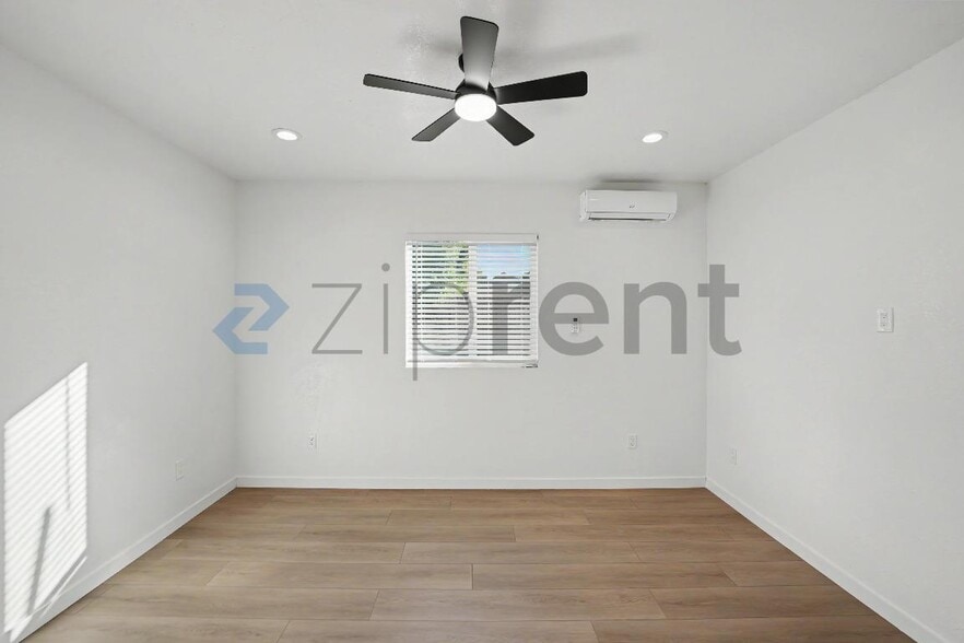 Building Photo - Unit