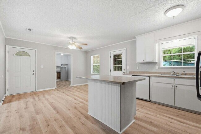 Building Photo - A small-town charm ready for move in!