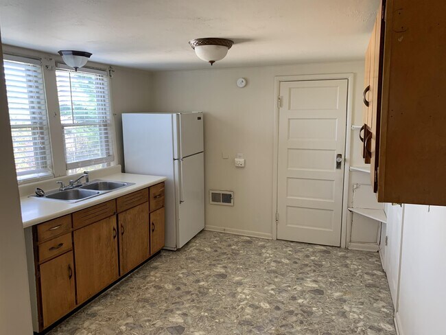 Building Photo - 500 S Lincoln St