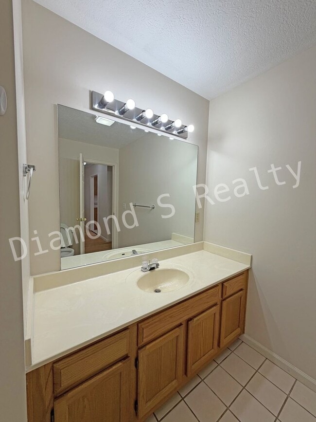 Building Photo - 2 Bedroom Duplex in Nixa Available!!