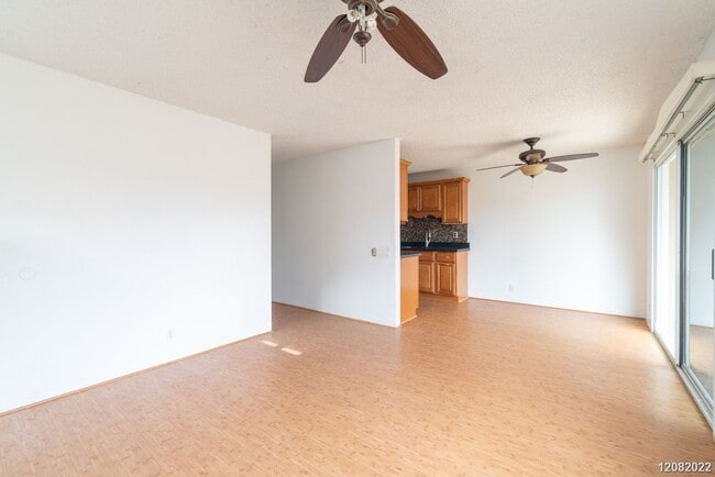 Building Photo - 2bd 1.5 ba 2 pkg townhome at Palm Villas g...