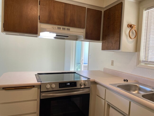 Building Photo - Newly Updated 3 Bedroom 2 Bath Home
