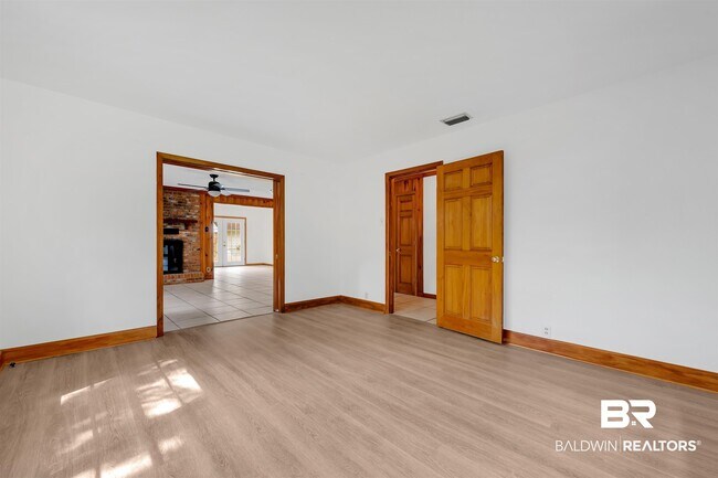 Building Photo - 6425 Village Point Dr