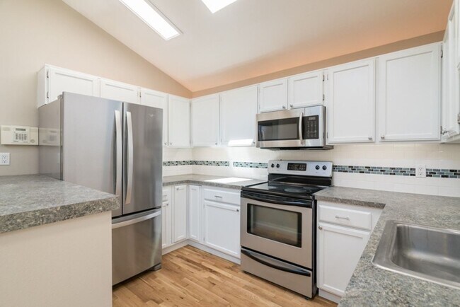 Building Photo - Charming Home in SW Portland