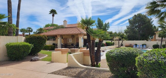 Building Photo - 10945 W Poinsettia Dr