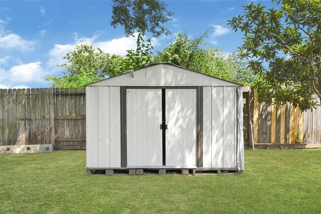 Building Photo - 7742 Whidbey Island Dr