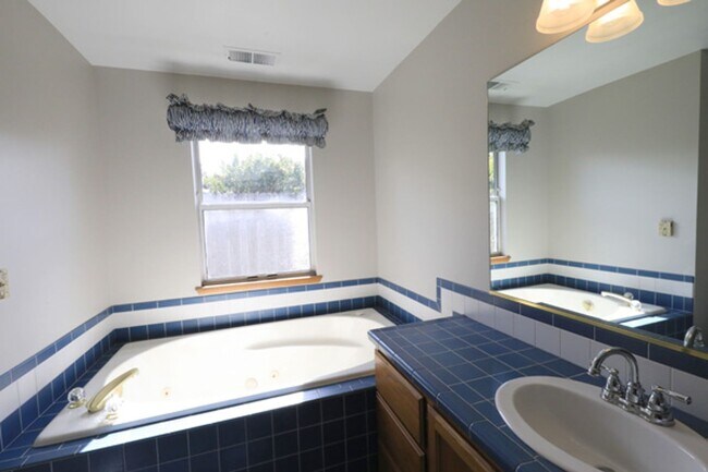 Building Photo - Comfortable 3/2 in the Little Pond Neighborhood