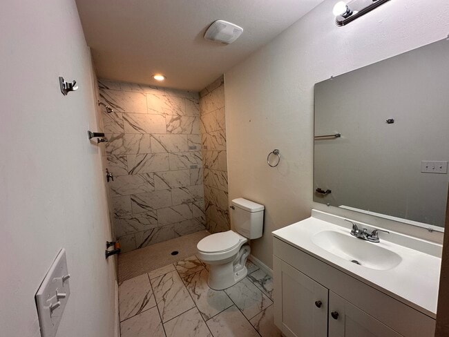 Building Photo - 528 SE 4th Terrace