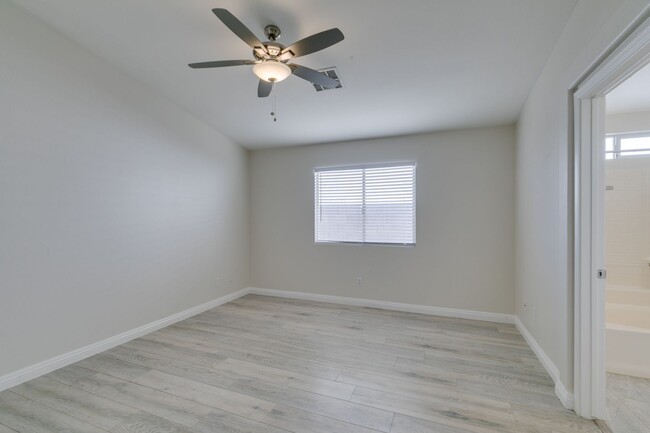 Building Photo - 3 bedrooms, 2 bathrooms remodeled One stor...