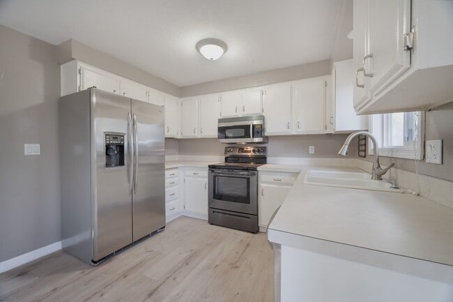 Building Photo - Living & Family Room! Freshly updated!