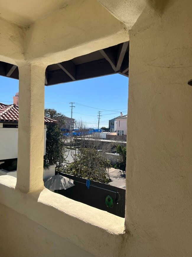 Building Photo - Meticulously maintained condo - 2 main bed...