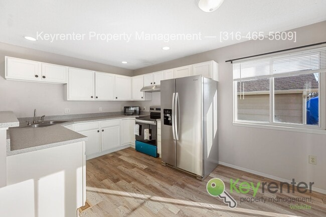 Building Photo - Beautiful 3 Bed 2.5 Bath townhome with easy commute anywhere in town!