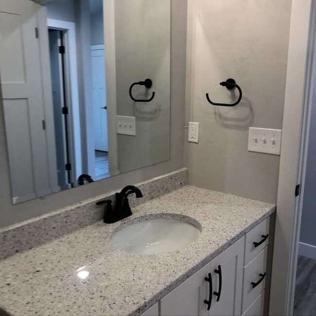 Building Photo - 449/451 Longwood Lane - 451