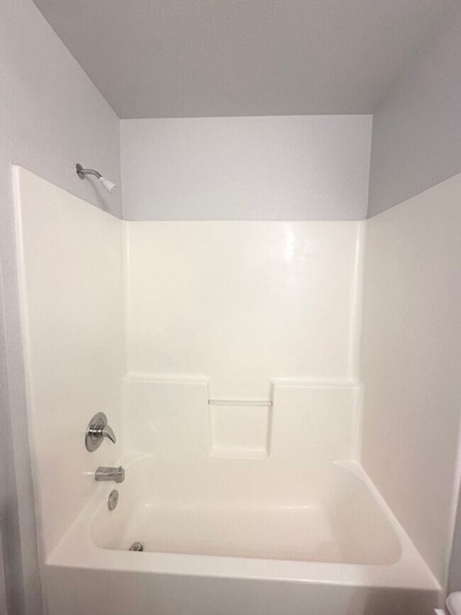 Building Photo - Fully renovated apartment in 2024 coming soon!