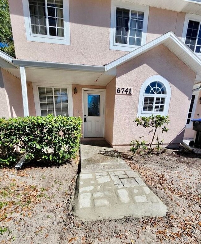 Building Photo - 3 Bedroom 2 Bath Magnolia Pointe Townhome with a Fenced backyard!