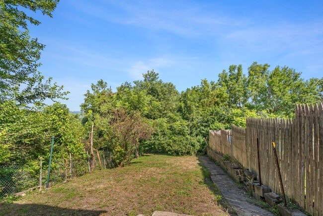 Building Photo - 4 bed 1 bath - all updated, central air, laundry