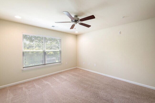 Building Photo - 3 Bedroom Flat Available at the Woodlands - REDUCED DEPOSIT