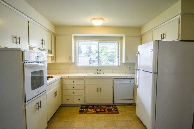 Building Photo - Nice 4 Bedroom Rancher