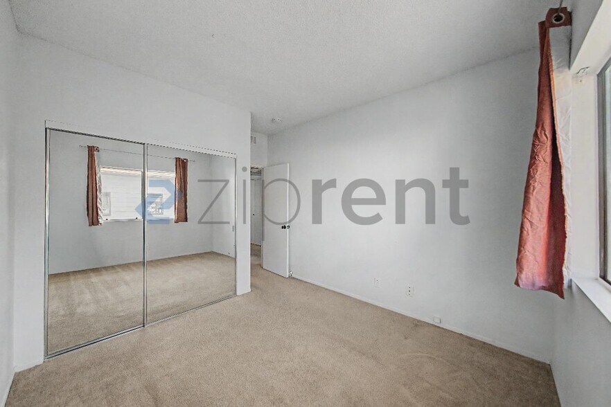 Building Photo - Unit 6