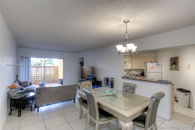 Building Photo - 9711 Fontainebleau Blvd