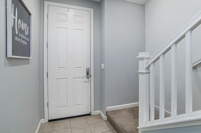 Building Photo - Jordan Ranch Townhouse 4 bed / 3.5 bath, G...