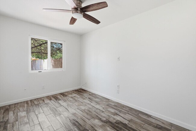 Building Photo - 1329 E Cholla St