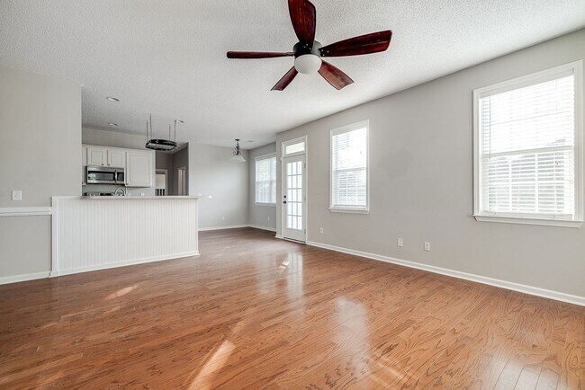 Building Photo - Beautiful Custom Home on Golf Course