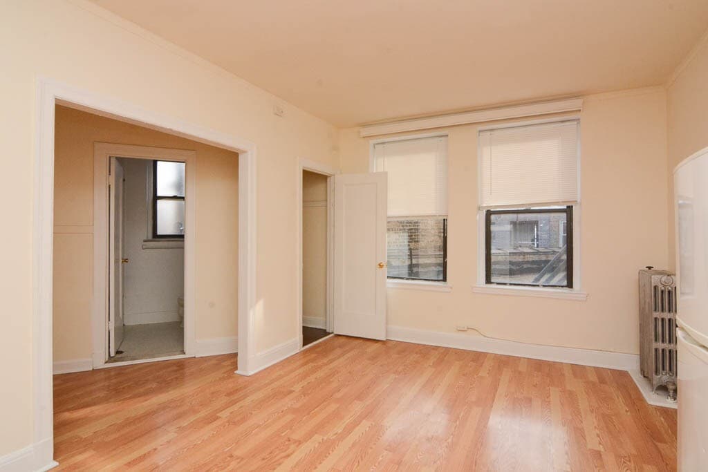 Building Photo - 3335 W Diversey Ave