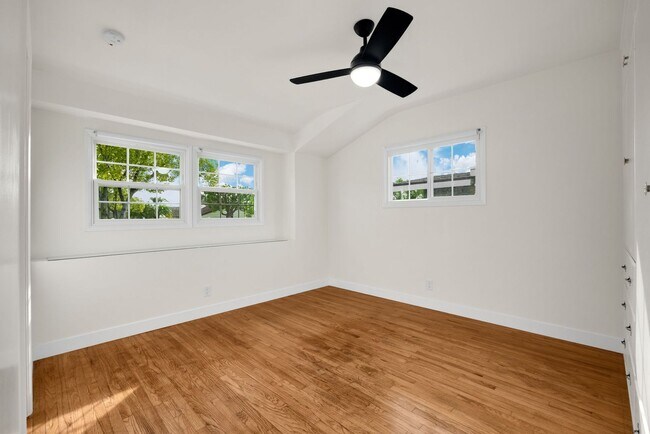 Building Photo - Desirable Fullerton Home 4 Bed 2 Bath w/ Pool & Jacuzzi