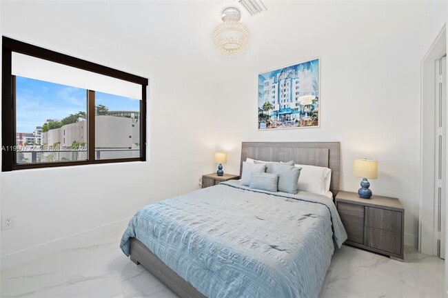 Building Photo - 700 NE 24th St