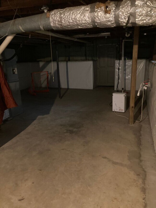 Building Photo - 3 bedroom, 1 bath House: Available August ...