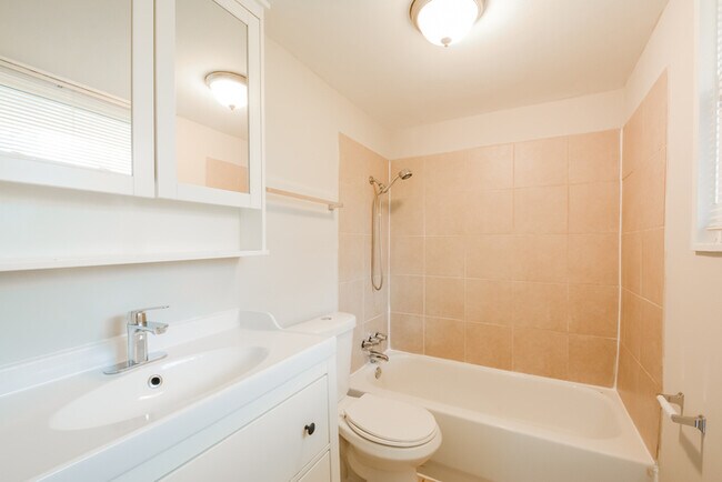 Building Photo - Fantastic 3bd/2ba home! Coming soon!