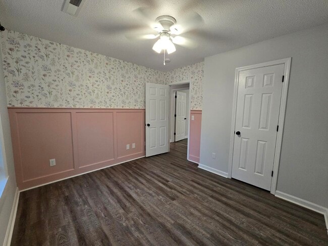 Building Photo - 620 Rainbow Dr