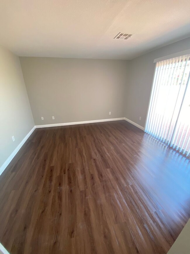 Building Photo - AMERICANA Property Mgmt - Remodeled 2 stor...