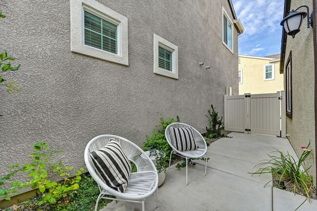 Building Photo - 1588 Parkside Way