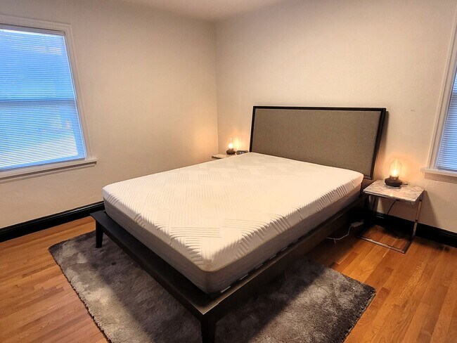 Building Photo - Charming Single-level Home, Fully Furnished + WIFI. Convenient NE Location! Pilot Butte, Downtown.