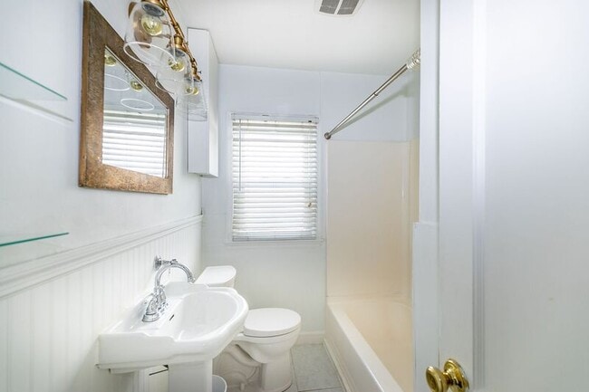 Building Photo - 343 E Royal Forest Blvd