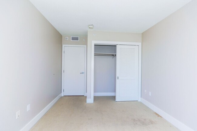 Building Photo - Allure Waikiki - 2 bedroom, 2 bath with 1 ...