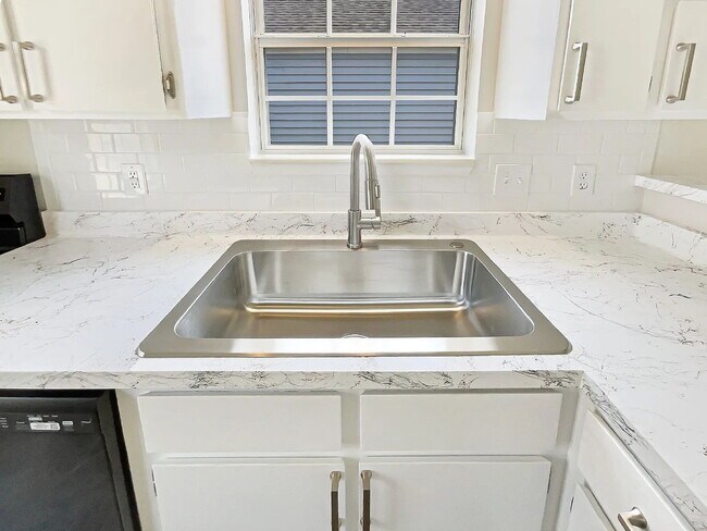 Building Photo - 3 bedroom 2 bathroom East Nashville!